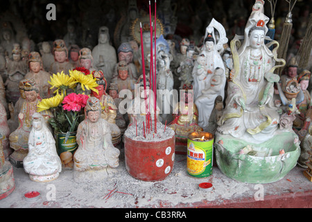 Molto grande gruppo di statuette vecchio figurine di cinese tradizionale delle divinità, Tempio Nanputuo, Xiamen, Cina e Asia Foto Stock