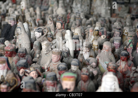 Molto grande gruppo di statuette vecchio figurine di cinese tradizionale delle divinità, Tempio Nanputuo, Xiamen, Cina e Asia Foto Stock