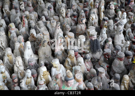 Molto grande gruppo di statuette vecchio figurine di cinese tradizionale delle divinità, Tempio Nanputuo, Xiamen, Cina e Asia Foto Stock