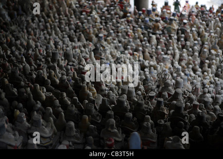 Molto grande gruppo di statuette vecchio figurine di cinese tradizionale delle divinità, Tempio Nanputuo, Xiamen, Cina e Asia Foto Stock