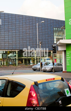 Manchester College of Arts e la tecnologia della biblioteca a Harpurhey al tramonto. Si tratta di un edificio verde incorporante ventila passiva Foto Stock