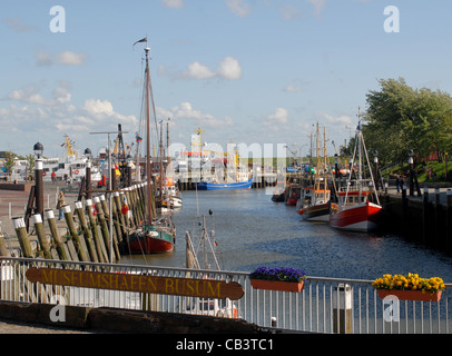 Barche da pesca nel vecchio porto di Büsum, una stazione balneare sulla costa del Mare del Nord a Dithmarschen Schleswig-Holstein, Germania Foto Stock