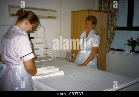 Gli infermieri rendendo i letti Epsom District Hospital Foto Stock