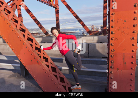 Pareggiatore femmina, stretching sul ponte Foto Stock