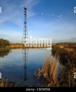 Uno dei due piloni che attraversano il Tamigi, sono i piloni più alti del Regno Unito a 190 metri o 623 piedi. Foto Stock