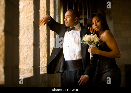 Coppia giovane in abbigliamento formale azienda bouquet bianco Foto Stock