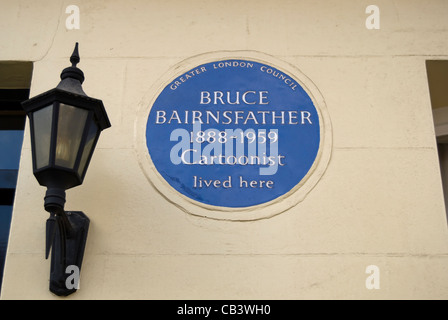 Greater London consiglio targa blu segnando una casa del fumettista bruce bairnsfather, Knightsbridge di Londra, Inghilterra Foto Stock