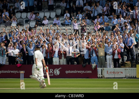 Eton versetti Harrow partita di cricket al Lords a Londra. Foto di James Boardman. Foto Stock