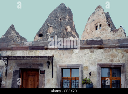 In Cappadocia strano paesaggio di coni vulcanici bello case nestle tra alte rocce, questo uno a Goreme Foto Stock