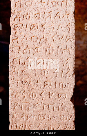 Dettaglio del re Ezana di iscrizione presso le tombe dei re Kaleb e Gebre Meskel in Aksum, l'Etiopia settentrionale, Africa. Foto Stock