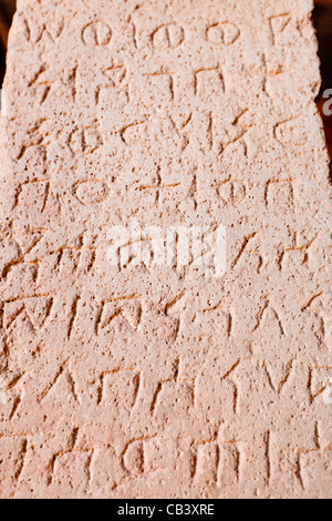 Dettaglio del re Ezana di iscrizione presso le tombe dei re Kaleb e Gebre Meskel in Aksum, l'Etiopia settentrionale, Africa. Foto Stock