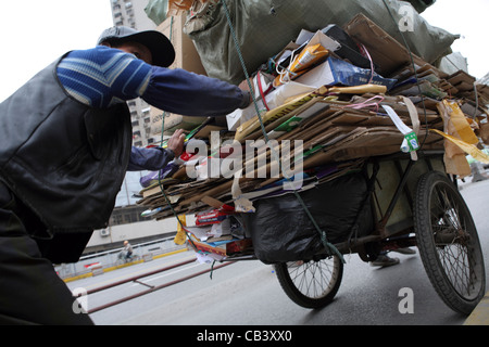 Migrante lavoratore contadina rende la vita mediante la raccolta e vendita di materiali per esempio cartone che può essere riciclato, Shanghai, Cina e Asia Foto Stock