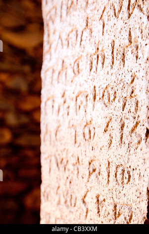 Dettaglio del re Ezana di iscrizione presso le tombe dei re Kaleb e Gebre Meskel in Aksum, l'Etiopia settentrionale, Africa. Foto Stock