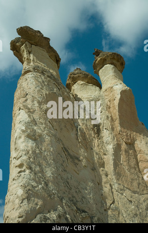 Il cosiddetto "Camini di Fata', tufo, le formazioni rocciose sono una notevole visione presso Pasabag nel Zelve Valley in Cappadocia Foto Stock