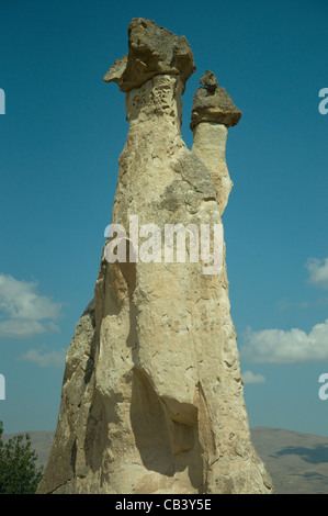 Il cosiddetto "Camini di Fata', tufo, le formazioni rocciose sono una notevole visione presso Pasabag nel Zelve Valley in Cappadocia Foto Stock