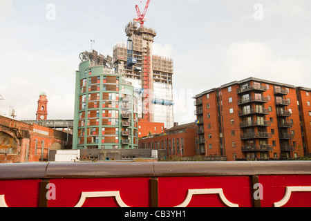 Il verde è un edificio a uso misto accanto allo sviluppo per la stazione ferroviaria di Oxford Road in Manchester. Esso contiene 32 appartamenti con tripl Foto Stock