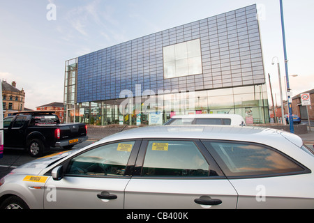 Manchester College of Arts e la tecnologia della biblioteca a Harpurhey al tramonto. Si tratta di un edificio verde incorporante ventila passiva Foto Stock