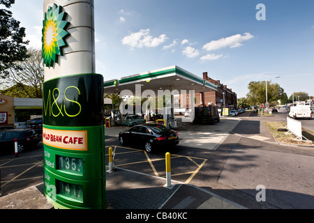 Stazione di servizio bp a Hampton Court. Il piazzale antistante in azione Foto Stock