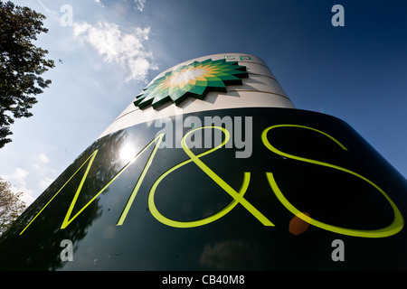 Stazione di servizio bp a Hampton Court. Il piazzale antistante in azione Foto Stock