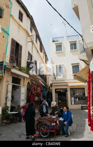 Venditore di pesce in Petit Socco, Kasbah ,Tangeri, Marocco, Africa del Nord