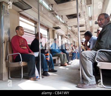 I passeggeri sulla metropolitana del Cairo, Egitto Foto Stock