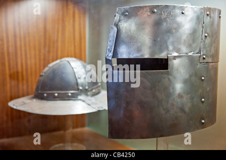 Medieval Helms repliche nel castello di Leiria. Leiria, Portogallo Foto Stock