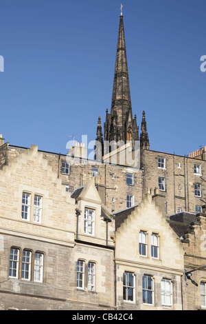 Edifici Grassmarket con il campanile del Hub sullo sfondo, Edimburgo, Scozia, Regno Unito Foto Stock