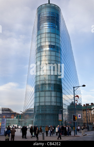 La gente e l'edificio Urbis, Exhibition e il centro conferenze. Il nuovo museo del calcio nei giardini della cattedrale, nel centro della città, Manchester, Regno Unito Foto Stock