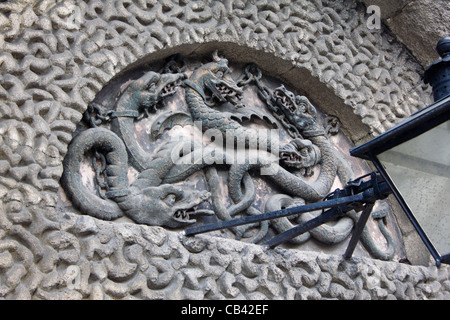 Lavori in pietra scolpita di ammanettato dragons ad ingresso a Kilmainham Gaol, Dublino, Irlanda Foto Stock