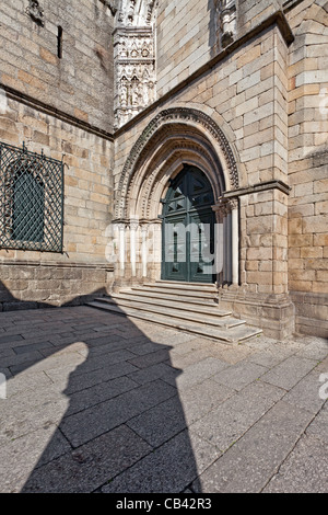 Nossa Senhora da Oliveira Chiesa portale in Oliveira Square. Patrimonio mondiale. Guimaraes, Portogallo. Foto Stock