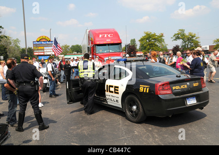 La polizia guarda un gruppo di motociclisti che si sono riuniti a Belleville, Michigan shopping centre Foto Stock