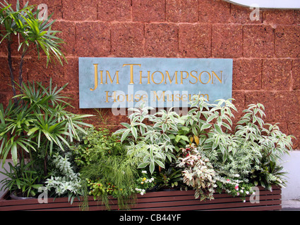 Segno e fiori all'entrata di Jim Thompson House Museum, Bangkok Foto Stock