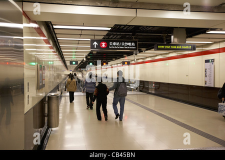 Passaggio pedonale sotterraneo in stazione MTR di Tsim Sha Tsui kowloon hong kong cina della RAS di Hong Kong Foto Stock