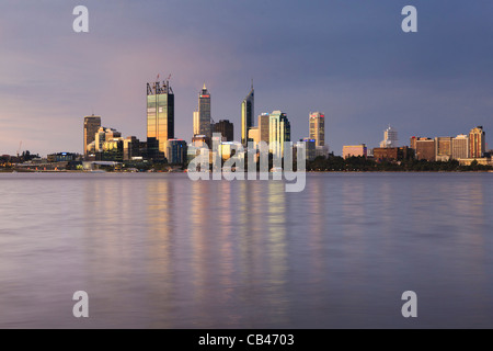 Cbd di Perth si riflette nel fiume Swan al tramonto. Foto Stock