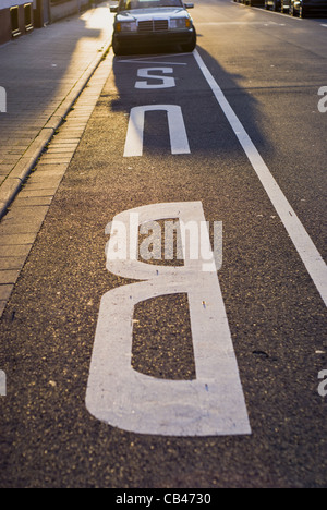 Fermata bus al mattino. Lettere di enorme. Fermata bus segno scritto su strada Foto Stock