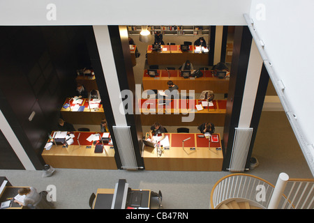 Gli studenti che studiano presso la biblioteca dell'Università di Lipsia nel centro di Lipsia Sassonia Germania orientale Foto Stock