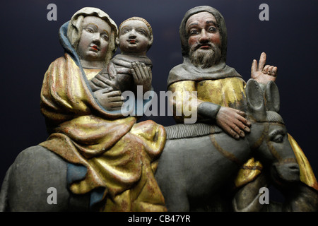 Legno intagliato raffigurante figura sacra famiglia - Bambino Gesù a sua madre Maria e del suo sposo Giuseppe in viaggio con un asino visualizzato all'interno del museo Altes Rathaus Vecchio Municipio di Lipsia Sassonia Germania orientale Foto Stock