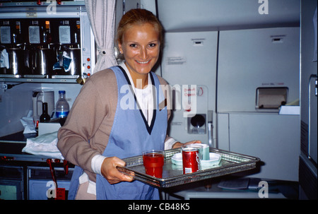 Dubai EMIRATI ARABI Emirates Airline Cabin Crew assistente di volo che serve bevande Foto Stock