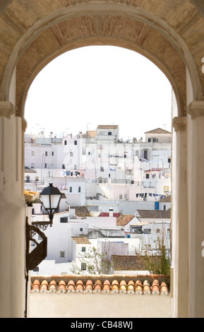 Vista attraverso arch modo su Vejer de la Frontera, Andalusia, Spagna Foto Stock