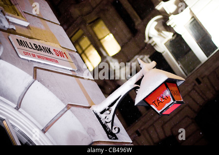 Londra neve: Millbank SW1 strada segno e tradizionali/vintage segno Taxi nella City of Westminster, Londra, Regno Unito Foto Stock