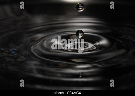 Le goccioline di acqua causata da una sola goccia di acqua Foto Stock