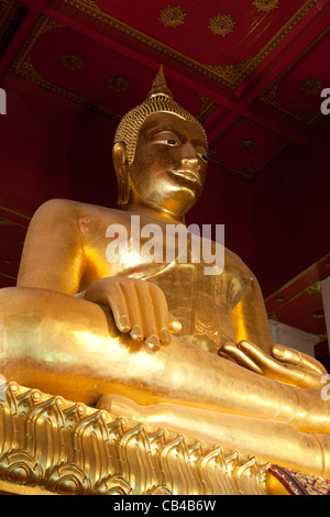 Thailandia, Ayutthaya, al parco storico di Ayutthaya, statua di Buddha nel Wat Phra Mongkhon Bophit Foto Stock