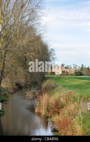 Viste generali di Berkeley Castle dal prato con il piccolo fiume Avon, Gloucestershire Foto Stock