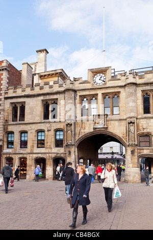 Town Gate con Guildhall sopra alla High Street - Lincoln, Lincolnshire, Regno Unito, Europa Foto Stock