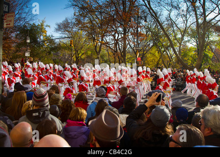 Una Marching Band a Macy's Thanksgiving Day Parade di New York City Foto Stock