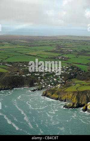 Il grazioso borgo di Cadgwith si snoda fino al mare a Cadgwith Cove sul lato est della penisola di Lizard Foto Stock