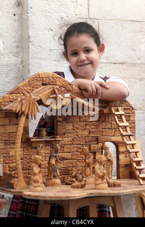 Ragazza con presepi presso un negozio di souvenir vicino alla chiesa della Natività di Betlemme, Palestina Foto Stock