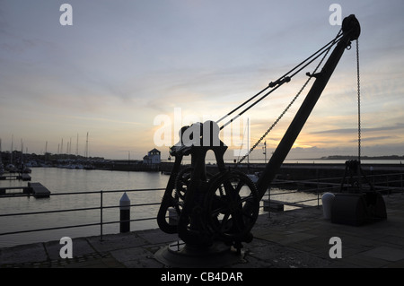 Caernarfon Victoria Docks con la vecchia gru in primo piano Foto Stock