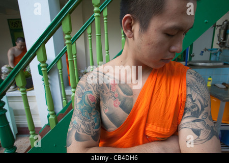 Thailandia, Bangkok, Monaco con Tiger Tattoo Foto Stock