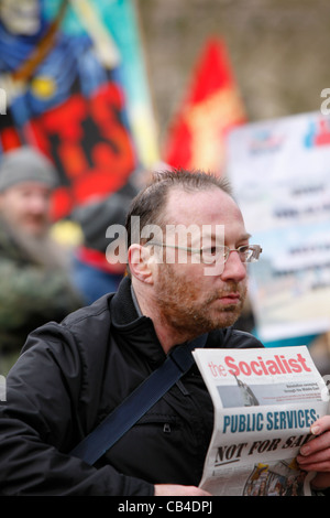 Dimostrazione nei confronti del consiglio comunale di Birmingham tagli di posti di lavoro. Che ha avuto luogo nel centro della città nel febbraio 2011. Foto Stock